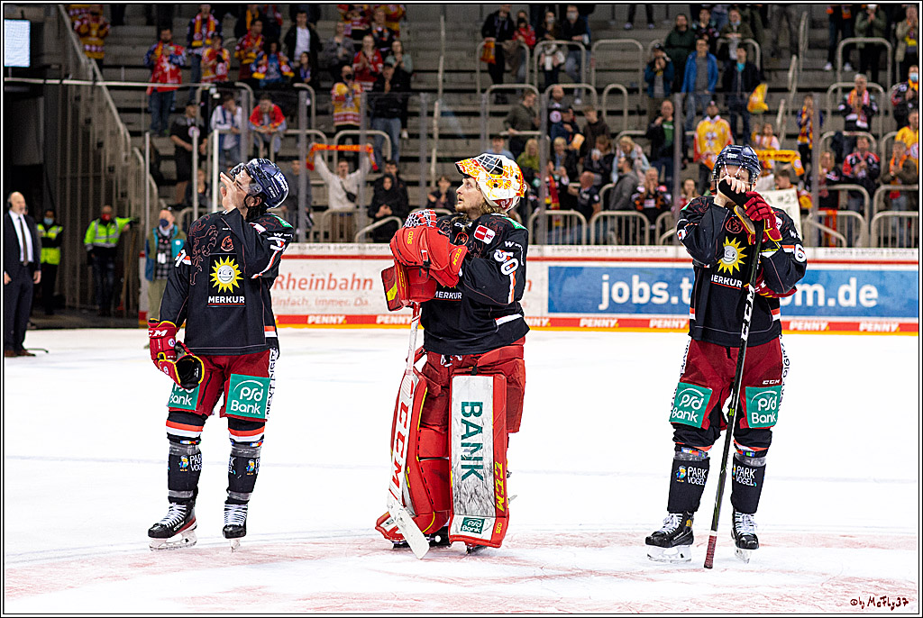 PENNY DEL Viertelfinale 4. Spiel; Duesseldorfer EG - Red Bull Muenchen; Duesseldorf, 16.04.2022